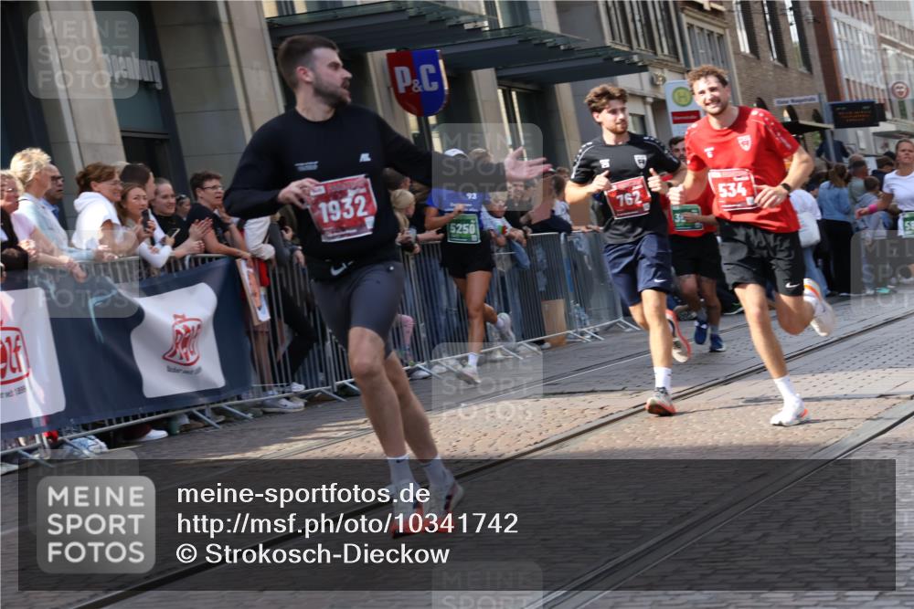 13.09.2026 - 21. swb-Marathon Bremen Strokosch-Dieckow http://msf.ph/oto/10341742 13.09.2026 13:27:59 Ziel 178, 210, 1380, 1460, 2047, 2977, 3114, 3294, 3334, 3597, 4250, 4506, 5250, 5360, 5683, 5889, 6182, 7926, 8429, 8570, 9064, 9167, 9168, 9543, 9549, 9738, 9881, 440, 488, 534, 762, 1343, 1456, 1932, 2686, 3013, 3135, 3480, 3576, 3970, 4106, 4133, 4265, 4496, 4593, 4744, 5462, 6067, 6468, 6522, 7042, 7138, 7358, 8188, 8351, 8656, 9067, 9145, 9494, 9727, 13069, 13198 meine-sportfotos.de