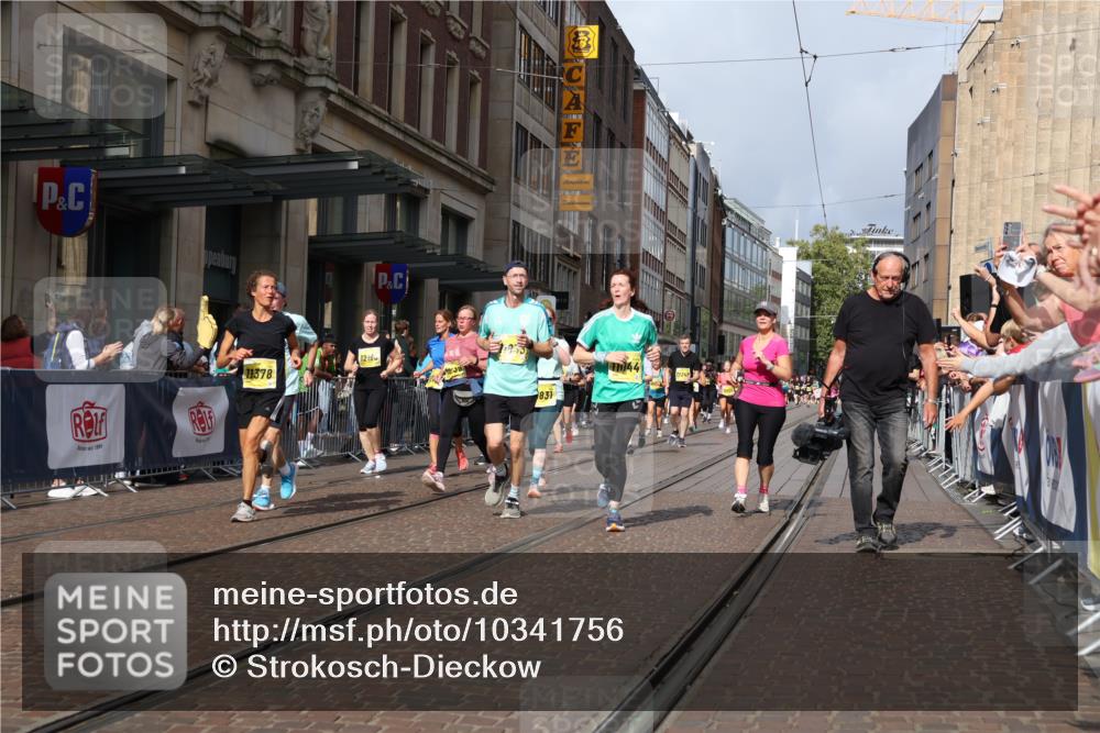13.09.2026 - 21. swb-Marathon Bremen Strokosch-Dieckow http://msf.ph/oto/10341756 13.09.2026 11:07:50 Ziel 10135, 10139, 10188, 10404, 10493, 10660, 10767, 10793, 10851, 10859, 11032, 11044, 11263, 11378, 11404, 11659, 11831, 11833, 11958, 12031, 12066, 12160, 12248, 12325, 12384, 12389, 10138, 10279, 10280, 10363, 10364, 10501, 10505, 10580, 10595, 10660, 10661, 10674, 10830, 10871, 10907, 10935, 10937, 11037, 11223, 11515, 11643, 11899, 11924, 11934, 12024, 12097, 12167, 12168, 12194, 12277, 12307, 12511, 12512 meine-sportfotos.de