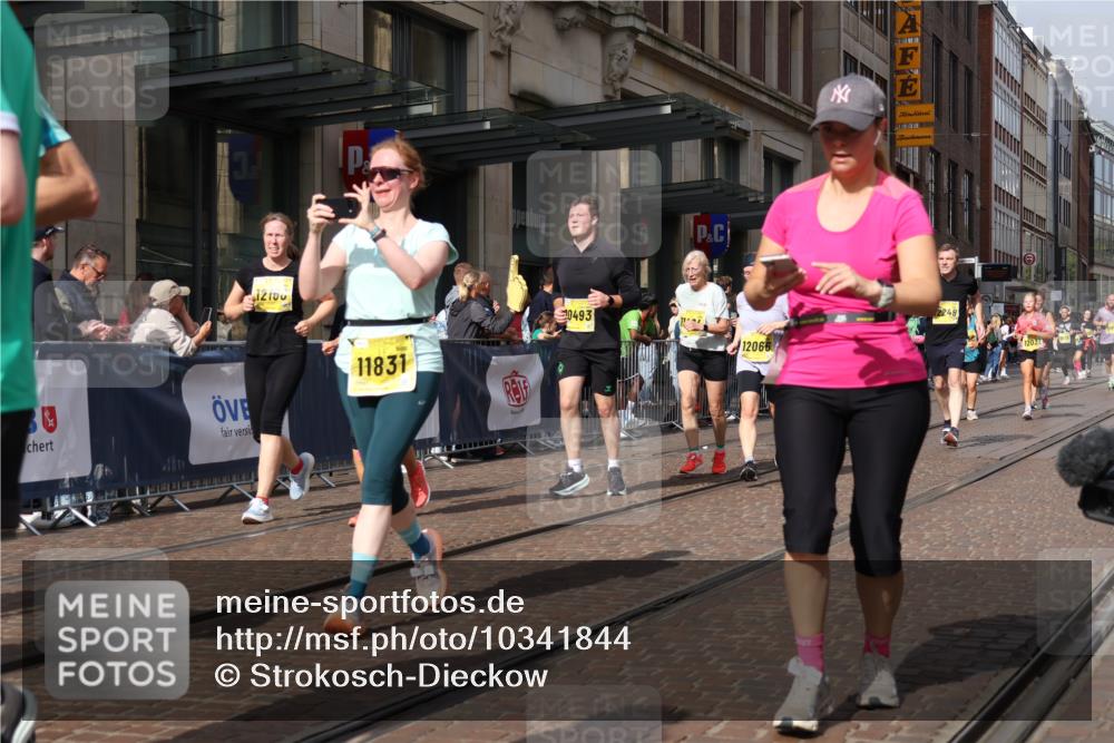 13.09.2026 - 21. swb-Marathon Bremen Strokosch-Dieckow http://msf.ph/oto/10341844 13.09.2026 11:07:53 Ziel 10135, 10139, 10188, 10404, 10493, 10767, 10793, 10851, 10859, 11032, 11044, 11263, 11378, 11404, 11509, 11659, 11831, 11833, 11958, 12031, 12066, 12160, 12248, 12315, 12325, 12384, 12389, 10279, 10280, 10363, 10364, 10501, 10505, 10580, 10595, 10660, 10661, 10674, 10830, 10871, 10907, 10935, 10937, 11037, 11223, 11515, 11643, 11899, 11924, 11934, 12024, 12097, 12167, 12168, 12194, 12277, 12307, 12511, 12512 meine-sportfotos.de