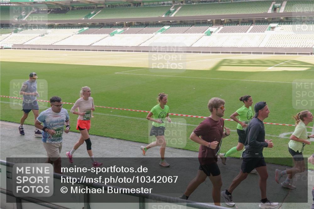 13.09.2026 - 21. swb-Marathon Bremen Michael Burmester http://msf.ph/oto/10342067 13.09.2026 13:24:56 Laufen im Stadion 137, 182, 213, 294, 324, 434, 505, 543, 548, 721, 723, 739, 743, 752, 815, 818, 966, 1273, 1410, 1443, 1459, 1463, 1471, 1491, 1504, 1515, 1561, 1597, 1598, 1830, 1944, 1953, 2058, 2059, 2095, 2211, 2252, 2267, 2271, 2286, 2298, 2308, 2312, 2323, 2354, 2445, 2465, 2483, 2495, 2497, 2503, 2506, 2554, 2571, 2591, 2644, 2752, 2762, 2768, 2776, 2833, 2878, 2896, 2936, 2968, 2981, 3005, 3142, 3211, 3259, 3282, 3288, 3289, 3292, 3298, 3306, 3312, 3329, 3364, 3381, 3390, 3395 meine-sportfotos.de