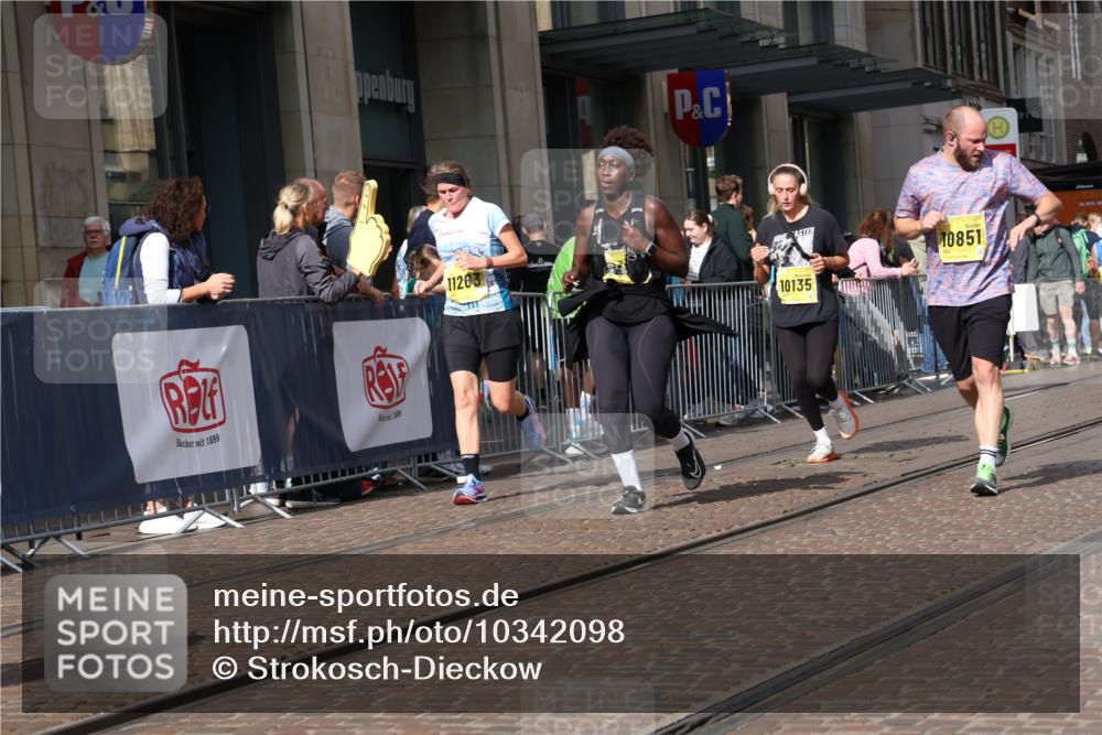 13.09.2026 - 21. swb-Marathon Bremen Strokosch-Dieckow http://msf.ph/oto/10342098 13.09.2026 11:08:02 Ziel 10135, 10188, 10767, 10793, 10851, 10859, 11032, 11124, 11263, 11509, 11560, 11561, 11888, 11968, 12073, 12164, 12315, 12325, 12384, 12410, 12516, 10139, 10404, 10493, 10595, 10660, 10661, 10674, 10767, 10830, 10871, 10937, 11037, 11044, 11378, 11404, 11515, 11659, 11831, 11833, 11958, 12024, 12031, 12066, 12097, 12160, 12248, 12307, 12389, 12511, 12512 meine-sportfotos.de