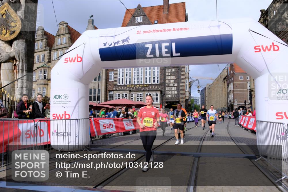 13.09.2026 - 21. swb-Marathon Bremen Tim E. http://msf.ph/oto/10342128 13.09.2026 11:11:45 Ziel 10155, 10510, 10511, 10546, 10977, 11036, 11216, 11231, 11289, 11458, 11533, 11702, 11870, 12126, 12148, 12220, 12286, 12311, 12336, 12464, 12508 meine-sportfotos.de