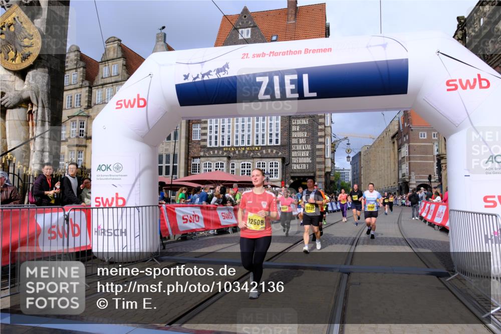 13.09.2026 - 21. swb-Marathon Bremen Tim E. http://msf.ph/oto/10342136 13.09.2026 11:11:45 Ziel 10155, 10510, 10511, 10546, 10977, 11036, 11216, 11231, 11289, 11458, 11533, 11702, 11870, 12126, 12148, 12220, 12286, 12311, 12336, 12464, 12508 meine-sportfotos.de