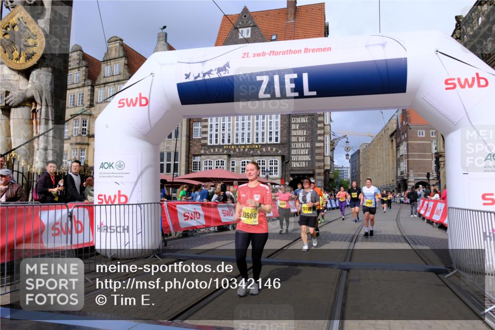13.09.2026 - 21. swb-Marathon Bremen Tim E. http://msf.ph/oto/10342146 13.09.2026 11:11:45 Ziel 10155, 10510, 10511, 10546, 10977, 11036, 11216, 11231, 11289, 11458, 11533, 11702, 11870, 12126, 12148, 12220, 12286, 12311, 12336, 12464, 12508 meine-sportfotos.de