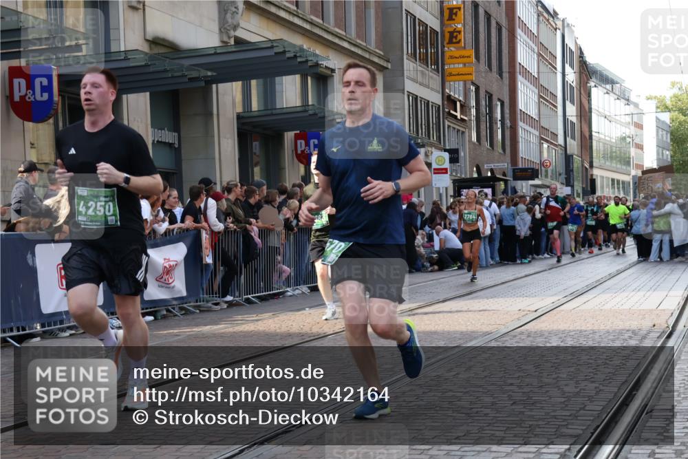 13.09.2026 - 21. swb-Marathon Bremen Strokosch-Dieckow http://msf.ph/oto/10342164 13.09.2026 13:28:11 Ziel 178, 210, 613, 1239, 1380, 1460, 1914, 2047, 2764, 2977, 3028, 3294, 3597, 4102, 4250, 4564, 5250, 5683, 5889, 6914, 6957, 8429, 8483, 8570, 8938, 9064, 9176, 9549, 13012, 488, 1343, 1456, 3114, 3334, 3480, 3576, 4106, 4133, 4265, 4506, 5360, 5462, 5889, 6182, 6468, 6522, 7926, 8188, 8656, 9067, 9145, 9167, 9168, 9543, 9738, 9881, 13069 meine-sportfotos.de
