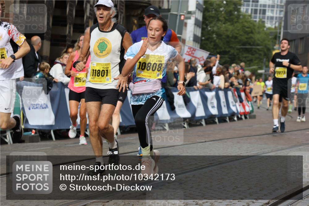 13.09.2026 - 21. swb-Marathon Bremen Strokosch-Dieckow http://msf.ph/oto/10342173 13.09.2026 10:51:21 Ziel 10200, 10537, 10808, 11087, 11170, 11339, 11537, 11625, 11626, 12004, 12179, 12303, 12351, 12407, 12560, 10334, 10544, 10763, 10825, 10862, 10984, 11145, 11787, 12424, 12548, 13631 meine-sportfotos.de
