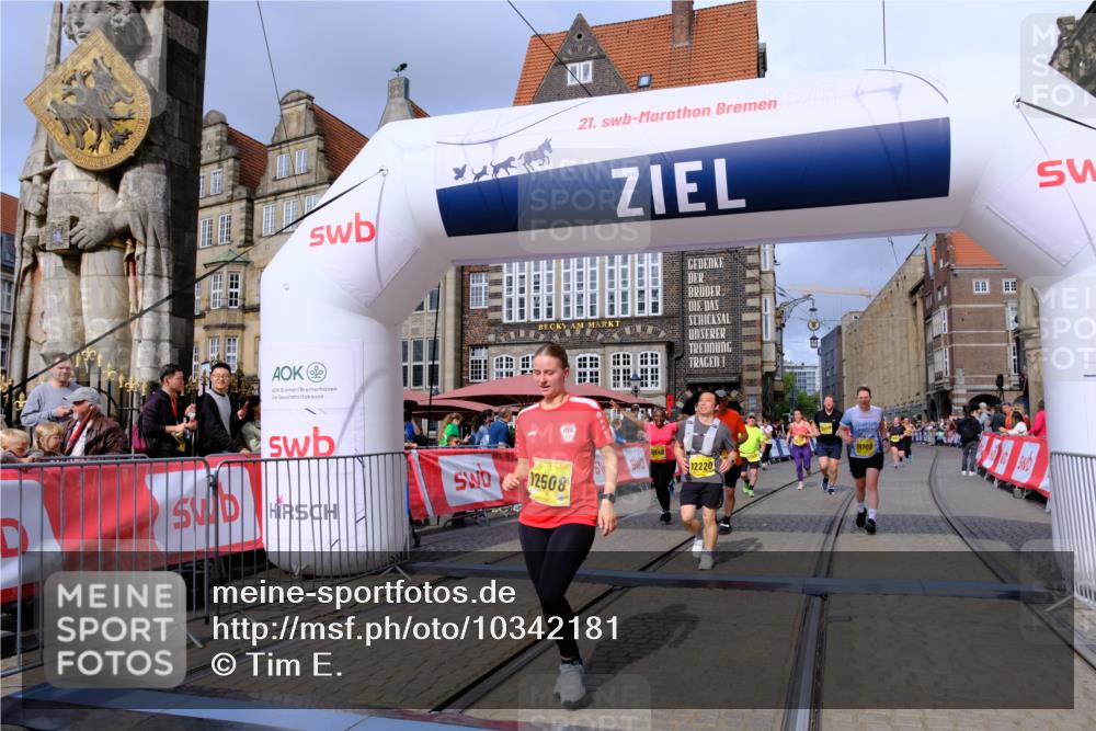 13.09.2026 - 21. swb-Marathon Bremen Tim E. http://msf.ph/oto/10342181 13.09.2026 11:11:45 Ziel 10155, 10510, 10511, 10546, 10977, 11036, 11216, 11231, 11289, 11458, 11533, 11702, 11870, 12126, 12148, 12220, 12286, 12311, 12336, 12464, 12508 meine-sportfotos.de