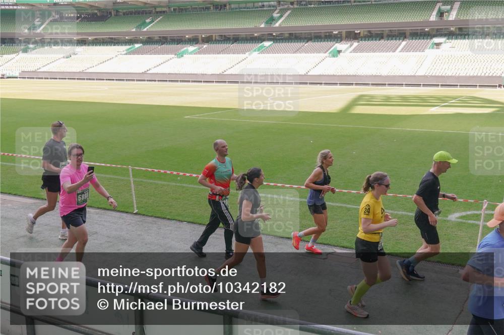 13.09.2026 - 21. swb-Marathon Bremen Michael Burmester http://msf.ph/oto/10342182 13.09.2026 13:25:10 Laufen im Stadion 137, 182, 213, 294, 324, 505, 530, 543, 548, 645, 721, 723, 739, 743, 752, 815, 818, 966, 1273, 1283, 1410, 1443, 1459, 1463, 1471, 1487, 1491, 1504, 1515, 1561, 1597, 1598, 1744, 1828, 1830, 1944, 1953, 2058, 2059, 2095, 2211, 2252, 2267, 2271, 2286, 2298, 2308, 2312, 2323, 2354, 2465, 2483, 2497, 2503, 2506, 2554, 2571, 2591, 2644, 2752, 2762, 2776, 2833, 2878, 2896, 2981, 3005, 3062, 3097, 3142, 3172, 3211, 3259, 3288, 3289, 3298, 3306, 3312, 3329, 3364, 3381, 3390 meine-sportfotos.de