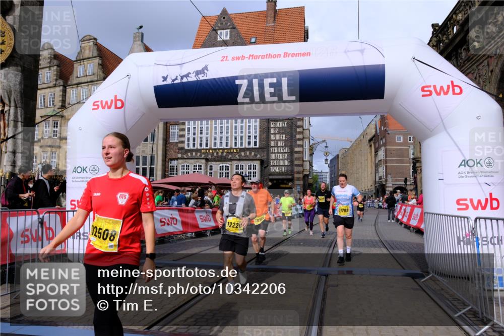 13.09.2026 - 21. swb-Marathon Bremen Tim E. http://msf.ph/oto/10342206 13.09.2026 11:11:46 Ziel 10155, 10510, 10511, 10546, 10552, 10977, 11036, 11216, 11289, 11458, 11533, 11702, 11870, 12082, 12126, 12220, 12286, 12311, 12336, 12464, 12508, 12553 meine-sportfotos.de