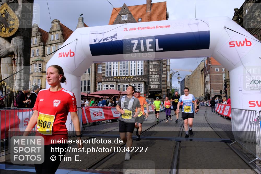 13.09.2026 - 21. swb-Marathon Bremen Tim E. http://msf.ph/oto/10342227 13.09.2026 11:11:47 Ziel 10155, 10510, 10511, 10546, 10552, 10977, 11036, 11216, 11289, 11458, 11533, 11702, 11870, 11927, 12082, 12126, 12220, 12286, 12311, 12336, 12464, 12508, 12553 meine-sportfotos.de