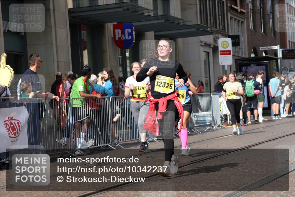 13.09.2026 - 21. swb-Marathon Bremen Strokosch-Dieckow http://msf.ph/oto/10342237 13.09.2026 11:08:05 Ziel 10135, 10188, 10229, 10793, 10851, 11032, 11065, 11124, 11263, 11509, 11560, 11561, 11678, 11888, 11968, 12073, 12164, 12315, 12325, 12410, 12516, 10139, 10404, 10493, 10660, 10661, 10674, 10767, 10830, 10859, 10871, 10937, 11044, 11378, 11404, 11515, 11659, 11831, 11833, 11958, 12024, 12031, 12066, 12097, 12160, 12248, 12384, 12389, 12511, 12512 meine-sportfotos.de