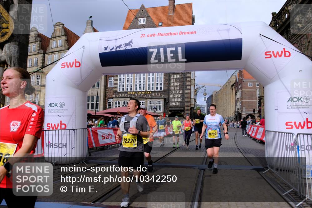 13.09.2026 - 21. swb-Marathon Bremen Tim E. http://msf.ph/oto/10342250 13.09.2026 11:11:47 Ziel 10155, 10510, 10511, 10546, 10552, 10977, 11036, 11216, 11289, 11458, 11533, 11702, 11870, 11927, 12082, 12126, 12220, 12286, 12311, 12336, 12464, 12508, 12553 meine-sportfotos.de