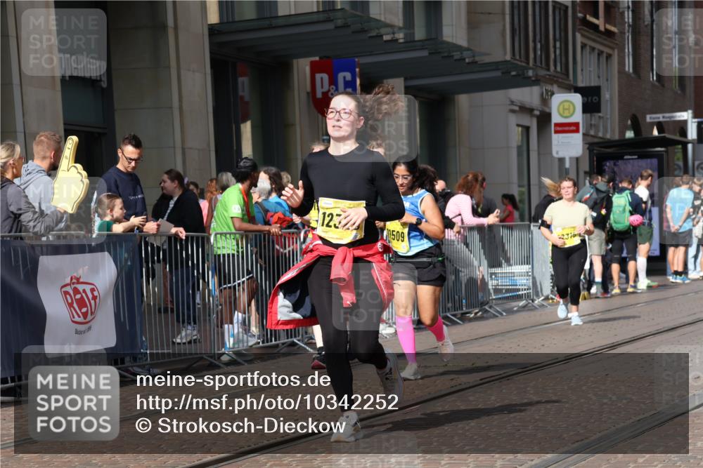 13.09.2026 - 21. swb-Marathon Bremen Strokosch-Dieckow http://msf.ph/oto/10342252 13.09.2026 11:08:06 Ziel 10135, 10188, 10229, 10793, 10851, 11032, 11065, 11124, 11263, 11509, 11560, 11561, 11678, 11888, 11968, 12073, 12164, 12315, 12325, 12410, 12516, 10139, 10404, 10493, 10660, 10661, 10674, 10767, 10830, 10859, 10871, 10937, 11044, 11378, 11404, 11515, 11659, 11831, 11833, 11958, 12024, 12031, 12066, 12097, 12160, 12248, 12384, 12389, 12511, 12512 meine-sportfotos.de