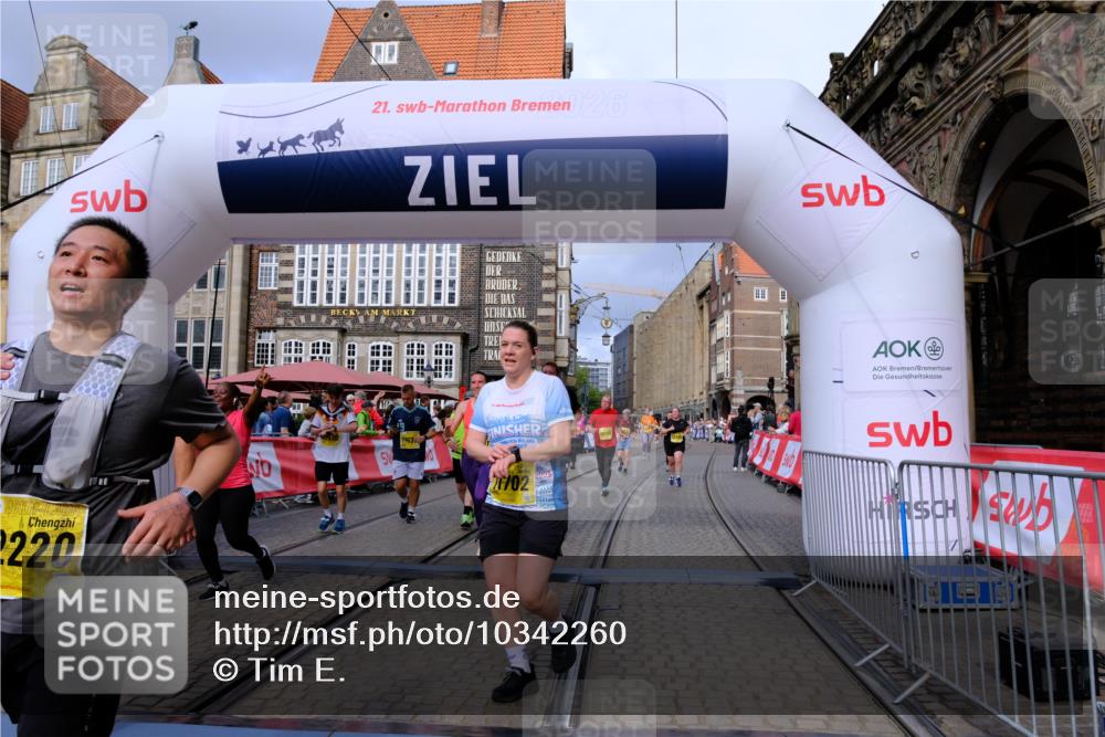 13.09.2026 - 21. swb-Marathon Bremen Tim E. http://msf.ph/oto/10342260 13.09.2026 11:11:48 Ziel 10155, 10510, 10511, 10546, 10552, 10977, 11036, 11216, 11239, 11289, 11533, 11702, 11870, 11927, 12082, 12126, 12220, 12286, 12311, 12336, 12464, 12508, 12553 meine-sportfotos.de