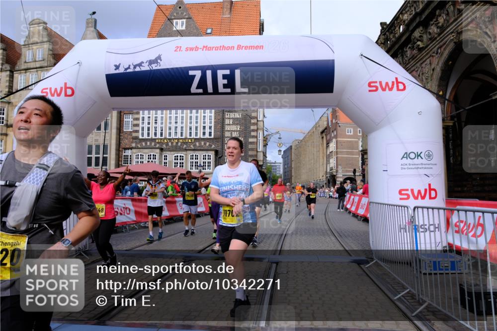 13.09.2026 - 21. swb-Marathon Bremen Tim E. http://msf.ph/oto/10342271 13.09.2026 11:11:48 Ziel 10155, 10510, 10511, 10546, 10552, 10977, 11036, 11216, 11239, 11289, 11533, 11702, 11870, 11927, 12082, 12126, 12220, 12286, 12311, 12336, 12464, 12508, 12553 meine-sportfotos.de