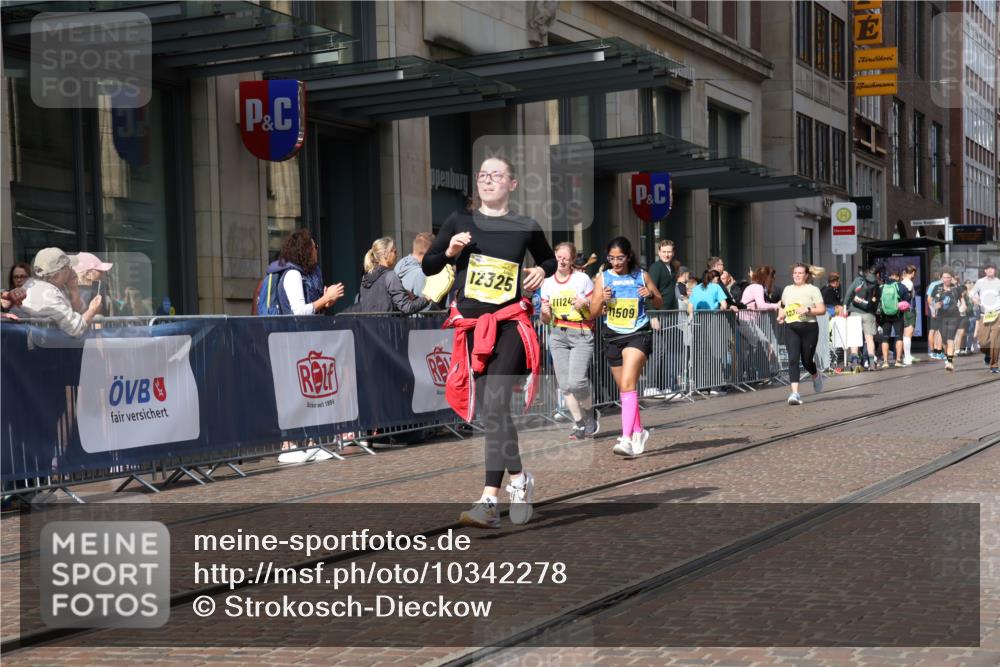13.09.2026 - 21. swb-Marathon Bremen Strokosch-Dieckow http://msf.ph/oto/10342278 13.09.2026 11:08:07 Ziel 10135, 10188, 10229, 10793, 10851, 11032, 11065, 11124, 11263, 11509, 11560, 11561, 11678, 11888, 11968, 12073, 12162, 12164, 12315, 12325, 12410, 12516, 10139, 10404, 10493, 10660, 10661, 10674, 10767, 10793, 10859, 10871, 10937, 11032, 11044, 11378, 11404, 11515, 11659, 11831, 11833, 11958, 12024, 12031, 12066, 12160, 12248, 12384, 12389, 12511, 12512 meine-sportfotos.de
