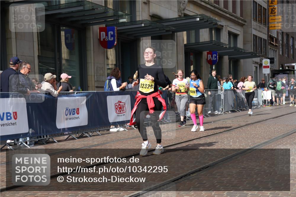 13.09.2026 - 21. swb-Marathon Bremen Strokosch-Dieckow http://msf.ph/oto/10342295 13.09.2026 11:08:07 Ziel 10135, 10188, 10229, 10793, 10851, 11032, 11065, 11124, 11263, 11509, 11560, 11561, 11678, 11888, 11968, 12073, 12162, 12164, 12315, 12325, 12410, 12516, 10139, 10404, 10493, 10660, 10661, 10674, 10767, 10793, 10859, 10871, 10937, 11032, 11044, 11378, 11404, 11515, 11659, 11831, 11833, 11958, 12024, 12031, 12066, 12160, 12248, 12384, 12389, 12511, 12512 meine-sportfotos.de