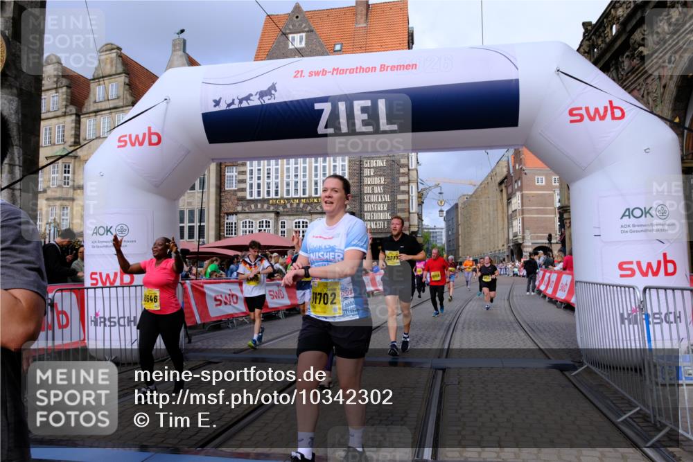 13.09.2026 - 21. swb-Marathon Bremen Tim E. http://msf.ph/oto/10342302 13.09.2026 11:11:49 Ziel 10155, 10510, 10511, 10546, 10552, 10977, 11036, 11216, 11239, 11289, 11533, 11702, 11870, 11927, 12082, 12126, 12220, 12286, 12311, 12336, 12464, 12508, 12553 meine-sportfotos.de