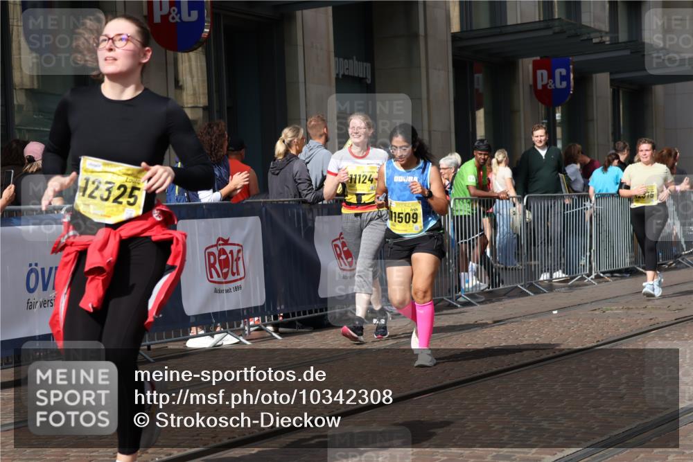 13.09.2026 - 21. swb-Marathon Bremen Strokosch-Dieckow http://msf.ph/oto/10342308 13.09.2026 11:08:08 Ziel 10135, 10188, 10229, 10851, 11065, 11124, 11263, 11509, 11560, 11561, 11678, 11888, 11968, 12073, 12162, 12164, 12315, 12325, 12410, 12516, 10139, 10404, 10493, 10660, 10661, 10674, 10767, 10793, 10859, 10937, 11032, 11044, 11263, 11378, 11404, 11659, 11831, 11833, 11958, 12024, 12031, 12066, 12160, 12248, 12384, 12389, 12511, 12512 meine-sportfotos.de
