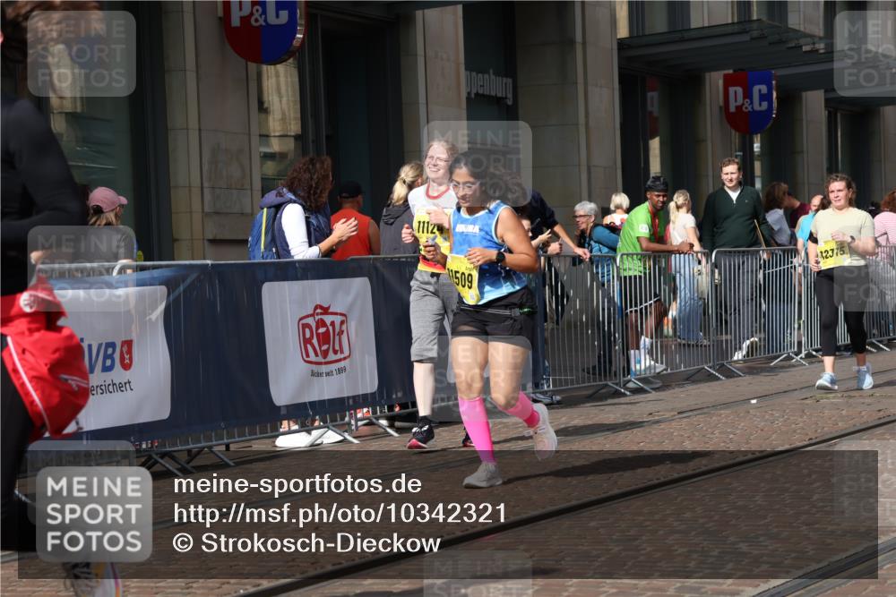 13.09.2026 - 21. swb-Marathon Bremen Strokosch-Dieckow http://msf.ph/oto/10342321 13.09.2026 11:08:08 Ziel 10135, 10188, 10229, 10851, 11065, 11124, 11263, 11509, 11560, 11561, 11678, 11888, 11968, 12073, 12162, 12164, 12315, 12325, 12410, 12516, 10139, 10404, 10493, 10660, 10661, 10674, 10767, 10793, 10859, 10937, 11032, 11044, 11263, 11378, 11404, 11659, 11831, 11833, 11958, 12024, 12031, 12066, 12160, 12248, 12384, 12389, 12511, 12512 meine-sportfotos.de