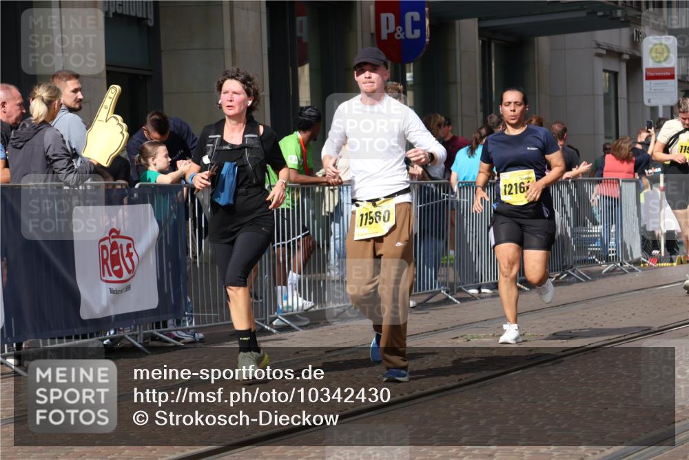13.09.2026 - 21. swb-Marathon Bremen Strokosch-Dieckow http://msf.ph/oto/10342430 13.09.2026 11:08:14 Ziel 10229, 10399, 10609, 11065, 11124, 11358, 11509, 11560, 11561, 11678, 11710, 11834, 11888, 11968, 12073, 12162, 12164, 12315, 12410, 12516, 10135, 10139, 10188, 10404, 10493, 10660, 10767, 10793, 10851, 10859, 11032, 11044, 11263, 11378, 11404, 11659, 11831, 11833, 11958, 12031, 12066, 12160, 12248, 12325, 12384, 12389 meine-sportfotos.de