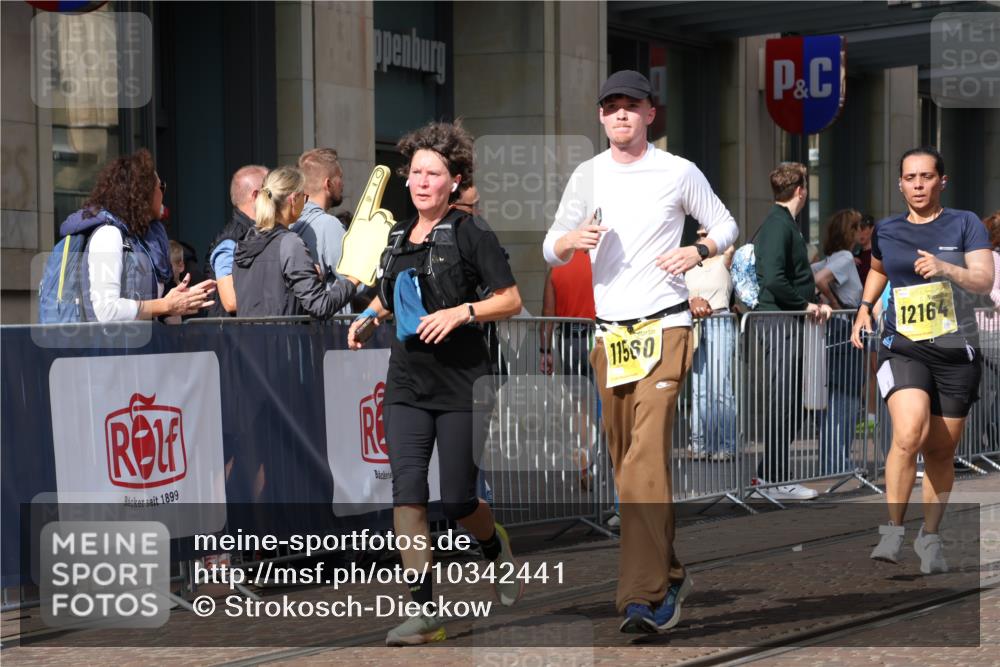13.09.2026 - 21. swb-Marathon Bremen Strokosch-Dieckow http://msf.ph/oto/10342441 13.09.2026 11:08:14 Ziel 10229, 10399, 10609, 11065, 11124, 11358, 11509, 11560, 11561, 11678, 11710, 11834, 11888, 11968, 12073, 12162, 12164, 12315, 12410, 12516, 10135, 10139, 10188, 10404, 10493, 10660, 10767, 10793, 10851, 10859, 11032, 11044, 11263, 11378, 11404, 11659, 11831, 11833, 11958, 12031, 12066, 12160, 12248, 12325, 12384, 12389 meine-sportfotos.de