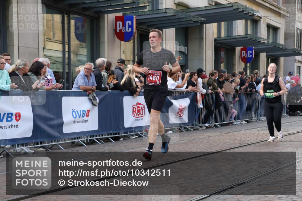 13.09.2026 - 21. swb-Marathon Bremen Strokosch-Dieckow http://msf.ph/oto/10342511 13.09.2026 13:28:25 Ziel 613, 722, 1014, 1239, 1914, 2276, 2764, 2851, 2891, 3028, 3348, 3419, 3444, 3665, 4102, 4564, 5267, 5531, 5691, 5865, 6817, 6914, 6937, 6955, 6957, 7134, 7263, 7527, 8483, 8938, 8985, 9176, 9562, 13012, 13174, 178, 210, 1239, 1380, 1460, 2047, 2977, 3114, 3294, 3334, 3597, 4250, 4506, 5250, 5360, 5683, 5889, 6182, 7926, 8429, 8570, 9064, 9167, 9168, 9543, 9549, 9738, 9881 meine-sportfotos.de