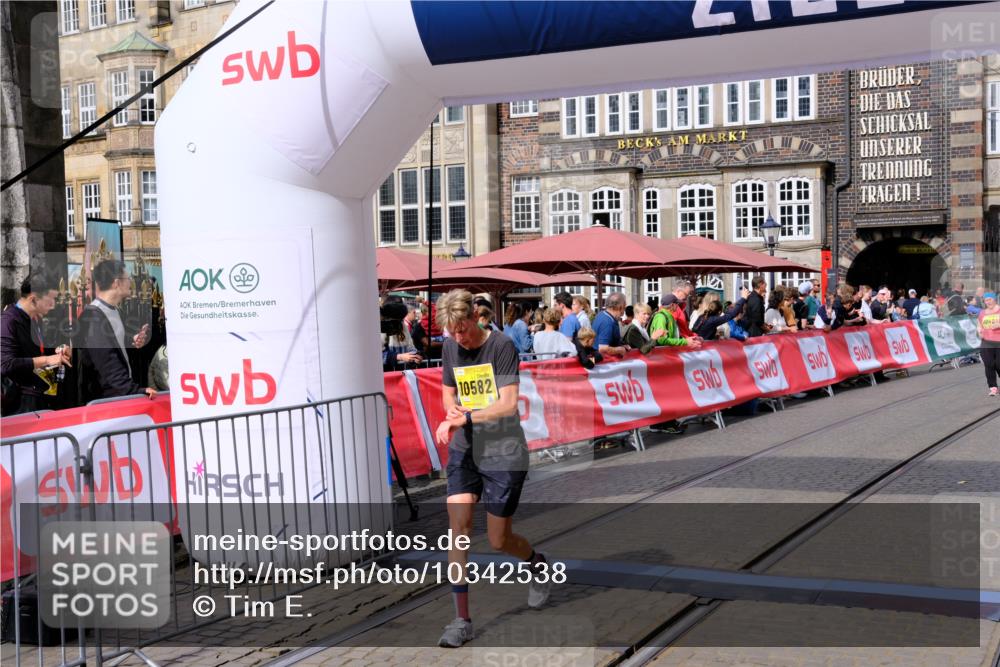 13.09.2026 - 21. swb-Marathon Bremen Tim E. http://msf.ph/oto/10342538 13.09.2026 11:12:11 Ziel 10490, 10582, 10616 meine-sportfotos.de