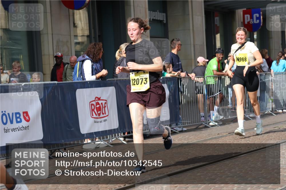 13.09.2026 - 21. swb-Marathon Bremen Strokosch-Dieckow http://msf.ph/oto/10342545 13.09.2026 11:08:17 Ziel 10229, 10399, 10609, 11065, 11124, 11358, 11421, 11560, 11561, 11678, 11710, 11718, 11834, 11888, 11968, 12073, 12162, 12164, 12315, 12410, 12516, 10135, 10139, 10188, 10404, 10493, 10767, 10793, 10851, 10859, 11032, 11044, 11263, 11378, 11404, 11509, 11659, 11831, 11833, 11958, 12031, 12066, 12160, 12248, 12315, 12325, 12384, 12389 meine-sportfotos.de
