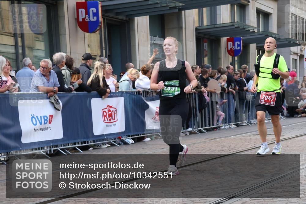 13.09.2026 - 21. swb-Marathon Bremen Strokosch-Dieckow http://msf.ph/oto/10342551 13.09.2026 13:28:26 Ziel 430, 613, 722, 725, 1014, 1914, 2276, 2764, 2851, 2891, 3028, 3348, 3419, 3444, 3665, 4102, 4564, 5267, 5531, 5691, 5865, 6817, 6914, 6937, 6955, 6957, 7134, 7263, 7527, 8483, 8938, 8985, 9176, 9562, 13012, 13174, 178, 210, 1239, 1380, 1460, 2047, 2977, 3114, 3294, 3334, 3597, 4250, 4506, 5250, 5360, 5683, 5889, 6182, 7926, 8429, 8483, 8570, 9064, 9167, 9168, 9543, 9549, 9738, 9881 meine-sportfotos.de