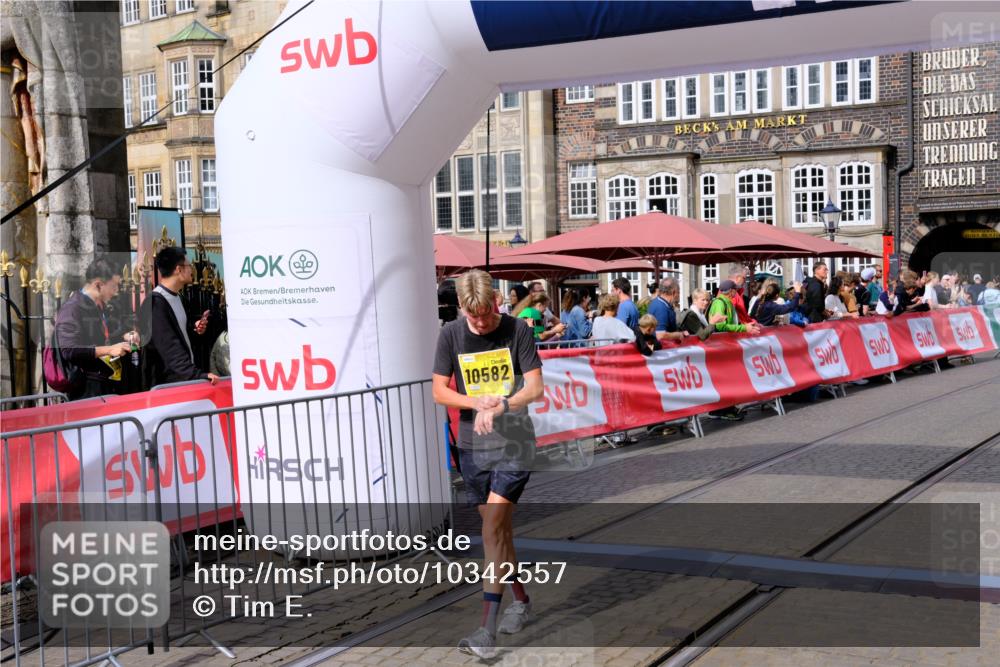 13.09.2026 - 21. swb-Marathon Bremen Tim E. http://msf.ph/oto/10342557 13.09.2026 11:12:11 Ziel 10490, 10582, 10616 meine-sportfotos.de