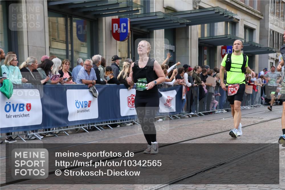13.09.2026 - 21. swb-Marathon Bremen Strokosch-Dieckow http://msf.ph/oto/10342565 13.09.2026 13:28:27 Ziel 430, 613, 722, 725, 1014, 1914, 2276, 2378, 2764, 2851, 2891, 3028, 3348, 3419, 3444, 3665, 4102, 4564, 5267, 5531, 5691, 5865, 6817, 6914, 6937, 6955, 6957, 7134, 7263, 7527, 8938, 8985, 9176, 9562, 13012, 13174, 178, 210, 1239, 1380, 1460, 2047, 2764, 2977, 3114, 3294, 3334, 3597, 4250, 4506, 5250, 5360, 5683, 5889, 6182, 7926, 8429, 8483, 8570, 9064, 9167, 9168, 9543, 9549, 9738, 9881 meine-sportfotos.de