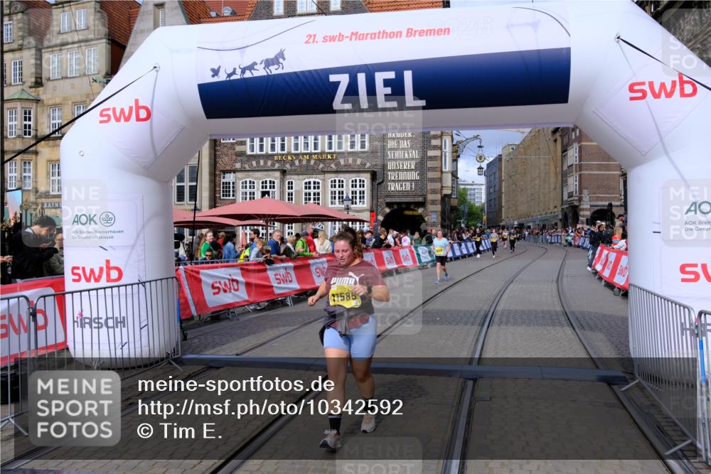 13.09.2026 - 21. swb-Marathon Bremen Tim E. http://msf.ph/oto/10342592 13.09.2026 11:12:21 Ziel 10490, 10582, 11585, 12012 meine-sportfotos.de