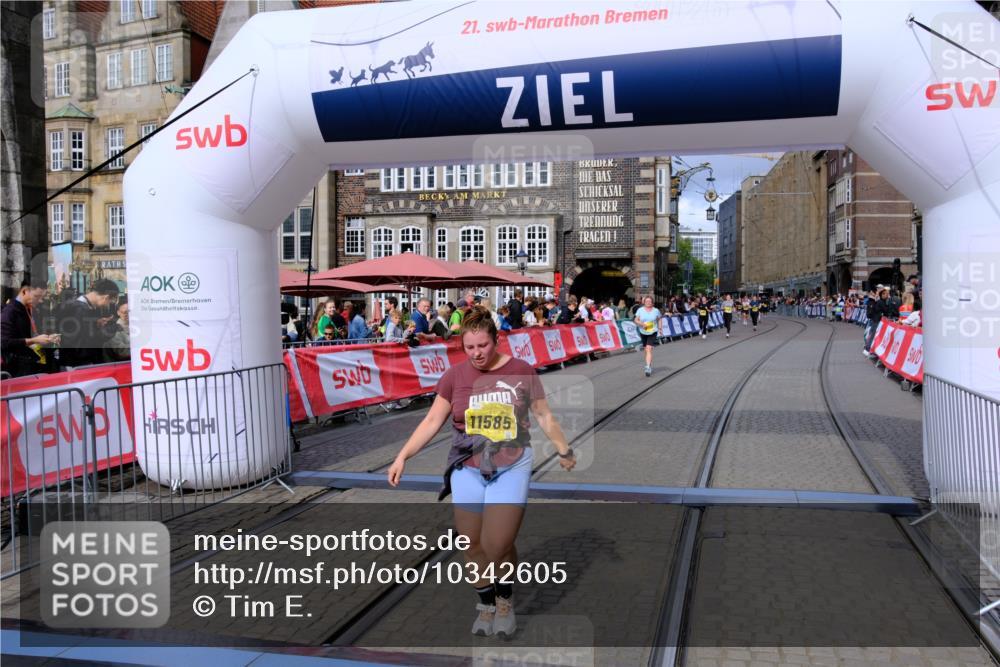 13.09.2026 - 21. swb-Marathon Bremen Tim E. http://msf.ph/oto/10342605 13.09.2026 11:12:21 Ziel 10490, 10582, 11585, 12012 meine-sportfotos.de