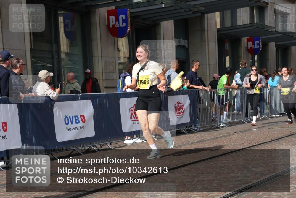 13.09.2026 - 21. swb-Marathon Bremen Strokosch-Dieckow http://msf.ph/oto/10342613 13.09.2026 11:08:19 Ziel 10229, 10399, 10469, 10609, 11065, 11124, 11358, 11421, 11560, 11561, 11678, 11710, 11718, 11834, 11888, 11968, 12073, 12162, 12164, 12256, 12410, 12516, 12517, 10135, 10139, 10188, 10404, 10493, 10767, 10793, 10851, 10859, 11032, 11044, 11263, 11378, 11404, 11509, 11659, 11831, 11833, 11958, 12031, 12066, 12160, 12248, 12315, 12325, 12384, 12389 meine-sportfotos.de