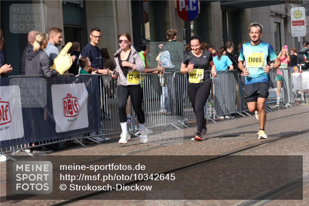 13.09.2026 - 21. swb-Marathon Bremen Strokosch-Dieckow http://msf.ph/oto/10342645 13.09.2026 11:08:20 Ziel 10229, 10399, 10469, 10609, 11065, 11124, 11358, 11421, 11560, 11561, 11678, 11710, 11718, 11834, 11888, 11968, 12073, 12162, 12164, 12256, 12410, 12516, 12517, 10135, 10188, 10404, 10493, 10767, 10793, 10851, 10859, 11032, 11044, 11124, 11263, 11378, 11404, 11509, 11659, 11831, 11833, 11958, 12073, 12160, 12248, 12315, 12325, 12384, 12389 meine-sportfotos.de