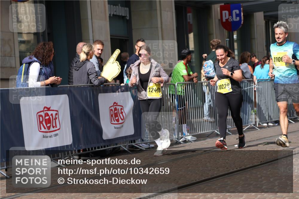 13.09.2026 - 21. swb-Marathon Bremen Strokosch-Dieckow http://msf.ph/oto/10342659 13.09.2026 11:08:20 Ziel 10229, 10399, 10469, 10609, 11065, 11124, 11358, 11421, 11560, 11561, 11678, 11710, 11718, 11834, 11888, 11968, 12073, 12162, 12164, 12256, 12410, 12516, 12517, 10135, 10188, 10404, 10493, 10767, 10793, 10851, 10859, 11032, 11044, 11124, 11263, 11378, 11404, 11509, 11659, 11831, 11833, 11958, 12073, 12160, 12248, 12315, 12325, 12384, 12389 meine-sportfotos.de