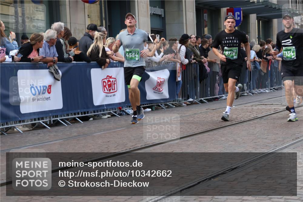 13.09.2026 - 21. swb-Marathon Bremen Strokosch-Dieckow http://msf.ph/oto/10342662 13.09.2026 13:28:29 Ziel 430, 613, 722, 725, 936, 1014, 1914, 2276, 2378, 2851, 2891, 3348, 3419, 3444, 3665, 4102, 4564, 5267, 5531, 5691, 5865, 6099, 6817, 6914, 6937, 6955, 6957, 7134, 7263, 7527, 8938, 8984, 8985, 9176, 9562, 13012, 13174, 178, 210, 1239, 1380, 1460, 2047, 2764, 2977, 3028, 3114, 3294, 3334, 3597, 4250, 4506, 5250, 5360, 5683, 5889, 6182, 8429, 8483, 8570, 9064, 9167, 9168, 9543, 9549, 9738, 9881 meine-sportfotos.de