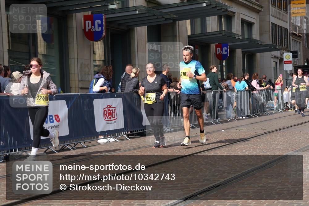 13.09.2026 - 21. swb-Marathon Bremen Strokosch-Dieckow http://msf.ph/oto/10342743 13.09.2026 11:08:22 Ziel 10229, 10399, 10469, 10609, 11065, 11358, 11421, 11434, 11560, 11561, 11678, 11710, 11718, 11834, 11888, 11968, 12162, 12256, 12353, 12410, 12516, 12517, 10135, 10188, 10404, 10493, 10767, 10793, 10851, 10859, 11032, 11124, 11263, 11404, 11509, 11560, 11561, 11659, 11831, 11833, 11958, 12073, 12160, 12164, 12248, 12315, 12325, 12384, 12389 meine-sportfotos.de
