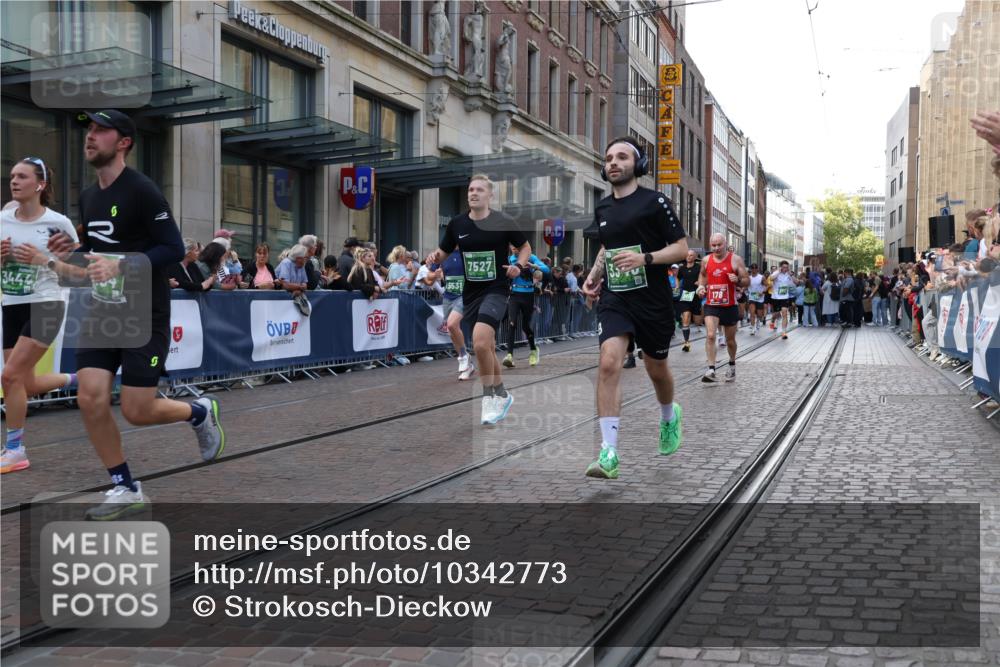 13.09.2026 - 21. swb-Marathon Bremen Strokosch-Dieckow http://msf.ph/oto/10342773 13.09.2026 13:28:32 Ziel 430, 565, 613, 687, 722, 725, 936, 1014, 1688, 1914, 2223, 2276, 2378, 2851, 2891, 3348, 3419, 3444, 3665, 3938, 4102, 4564, 5267, 5531, 5691, 5865, 6099, 6817, 6937, 6955, 7134, 7263, 7527, 8938, 8984, 8985, 9176, 9562, 13012, 13174, 178, 210, 1239, 1380, 1460, 2047, 2764, 2977, 3028, 3114, 3294, 3334, 3597, 4250, 4506, 5250, 5683, 5889, 6182, 6914, 6957, 8429, 8483, 8570, 9064, 9549, 9738 meine-sportfotos.de