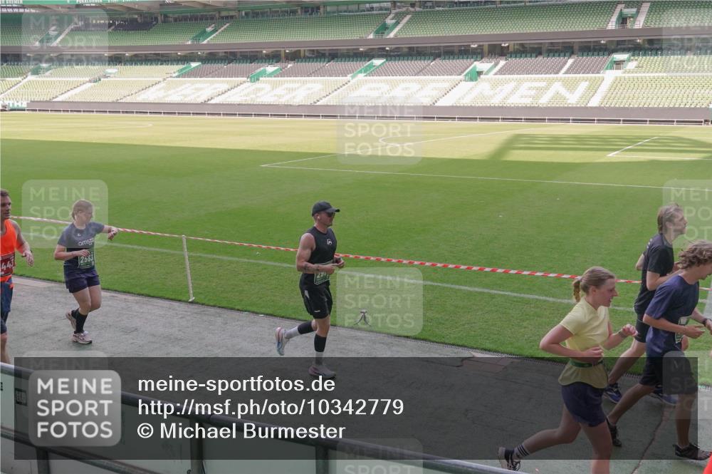 13.09.2026 - 21. swb-Marathon Bremen Michael Burmester http://msf.ph/oto/10342779 13.09.2026 13:26:31 Laufen im Stadion 186, 202, 364, 390, 530, 543, 645, 815, 818, 833, 966, 1077, 1283, 1410, 1412, 1443, 1459, 1473, 1487, 1504, 1530, 1561, 1618, 1700, 1744, 1828, 1830, 1953, 2058, 2059, 2273, 2298, 2308, 2309, 2354, 2382, 2384, 2388, 2404, 2428, 2506, 2507, 2508, 2542, 2558, 2576, 2582, 2591, 2592, 2656, 2675, 2748, 2752, 2762, 2817, 2875, 2878, 2896, 2923, 2965, 2970, 2981, 3045, 3047, 3050, 3062, 3084, 3097, 3142, 3172, 3184, 3259, 3329, 3359, 3433, 3540, 3629, 3756, 3851 meine-sportfotos.de