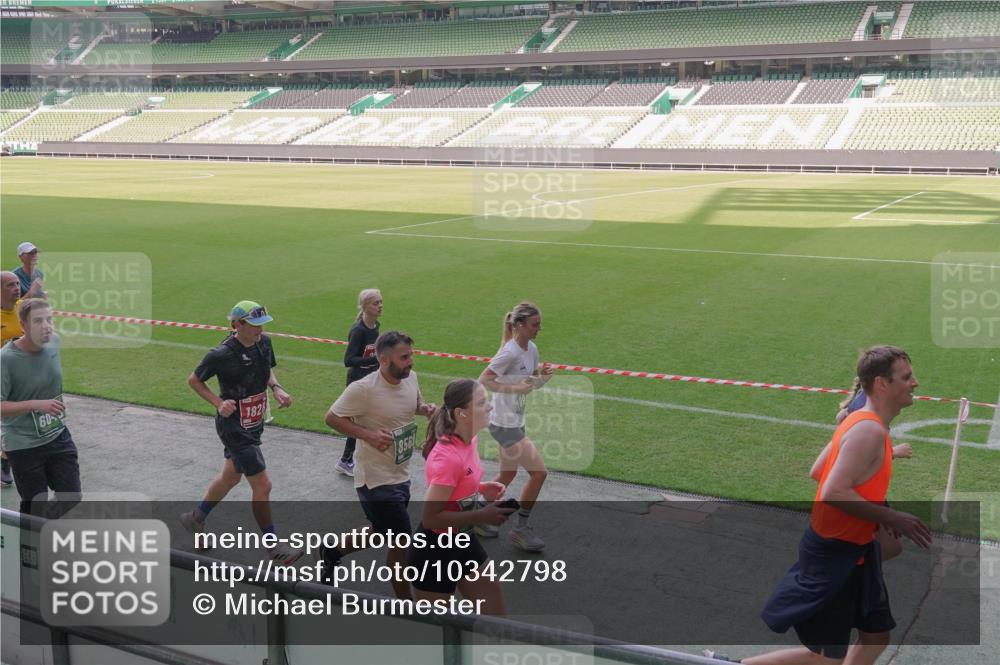 13.09.2026 - 21. swb-Marathon Bremen Michael Burmester http://msf.ph/oto/10342798 13.09.2026 13:26:33 Laufen im Stadion 186, 202, 364, 390, 530, 543, 645, 815, 818, 833, 966, 1077, 1283, 1410, 1412, 1443, 1459, 1473, 1487, 1504, 1530, 1561, 1618, 1700, 1744, 1828, 1830, 1953, 1961, 2058, 2059, 2273, 2298, 2308, 2309, 2354, 2382, 2384, 2388, 2404, 2428, 2507, 2508, 2542, 2558, 2576, 2582, 2591, 2592, 2656, 2675, 2725, 2748, 2752, 2762, 2817, 2875, 2878, 2896, 2923, 2965, 2970, 2981, 3045, 3047, 3050, 3062, 3084, 3097, 3142, 3172, 3184, 3259, 3329, 3359, 3433, 3540, 3592, 3629, 3756, 3851 meine-sportfotos.de