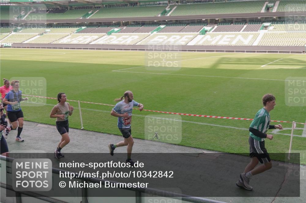 13.09.2026 - 21. swb-Marathon Bremen Michael Burmester http://msf.ph/oto/10342842 13.09.2026 13:26:43 Laufen im Stadion 186, 202, 364, 390, 530, 543, 645, 815, 818, 833, 966, 1077, 1283, 1410, 1412, 1443, 1459, 1473, 1487, 1530, 1561, 1608, 1618, 1700, 1744, 1769, 1828, 1953, 1961, 2058, 2273, 2298, 2308, 2309, 2382, 2384, 2388, 2404, 2428, 2507, 2508, 2542, 2558, 2576, 2582, 2591, 2592, 2656, 2675, 2725, 2748, 2752, 2762, 2817, 2875, 2878, 2923, 2965, 2970, 2981, 3045, 3047, 3050, 3062, 3073, 3084, 3097, 3172, 3184, 3259, 3329, 3359, 3433, 3540, 3592, 3629, 3756, 3851, 3907 meine-sportfotos.de
