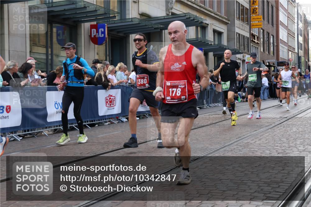 13.09.2026 - 21. swb-Marathon Bremen Strokosch-Dieckow http://msf.ph/oto/10342847 13.09.2026 13:28:34 Ziel 430, 565, 687, 722, 725, 936, 1014, 1274, 1688, 2223, 2276, 2378, 2851, 2891, 3348, 3419, 3444, 3665, 3938, 4102, 4564, 5225, 5267, 5531, 5691, 5865, 6099, 6817, 6937, 6955, 7134, 7263, 7527, 8984, 8985, 9176, 9562, 13012, 13174, 178, 210, 613, 1239, 1380, 1460, 1914, 2047, 2764, 2977, 3028, 3114, 3294, 3597, 4250, 4506, 5250, 5683, 5889, 6914, 6957, 8429, 8483, 8570, 8938, 9064, 9176, 9549 meine-sportfotos.de