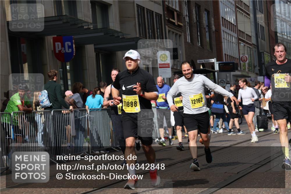 13.09.2026 - 21. swb-Marathon Bremen Strokosch-Dieckow http://msf.ph/oto/10342848 13.09.2026 11:08:24 Ziel 10229, 10399, 10469, 10599, 10609, 11053, 11065, 11358, 11421, 11434, 11678, 11710, 11718, 11834, 11888, 12162, 12256, 12353, 12438, 12516, 12517, 10135, 10188, 10404, 10493, 10767, 10793, 10851, 10859, 11032, 11124, 11263, 11509, 11560, 11561, 11659, 11831, 11888, 11968, 12073, 12160, 12164, 12248, 12315, 12325, 12384, 12389, 12410 meine-sportfotos.de