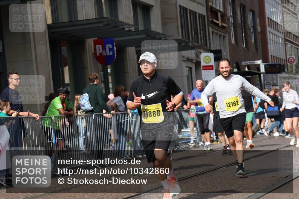 13.09.2026 - 21. swb-Marathon Bremen Strokosch-Dieckow http://msf.ph/oto/10342860 13.09.2026 11:08:25 Ziel 10229, 10399, 10469, 10599, 10609, 11053, 11065, 11074, 11358, 11421, 11434, 11678, 11710, 11718, 11834, 12162, 12256, 12353, 12438, 12516, 12517, 10135, 10188, 10404, 10493, 10767, 10793, 10851, 10859, 11032, 11124, 11263, 11509, 11560, 11561, 11659, 11831, 11888, 11968, 12073, 12160, 12164, 12248, 12315, 12325, 12384, 12389, 12410 meine-sportfotos.de