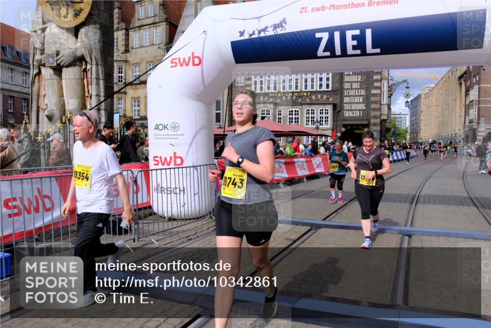 13.09.2026 - 21. swb-Marathon Bremen Tim E. http://msf.ph/oto/10342861 13.09.2026 11:12:57 Ziel 10354, 10743, 10874, 10875, 10909, 11090, 11657, 12234, 12423, 12497 meine-sportfotos.de