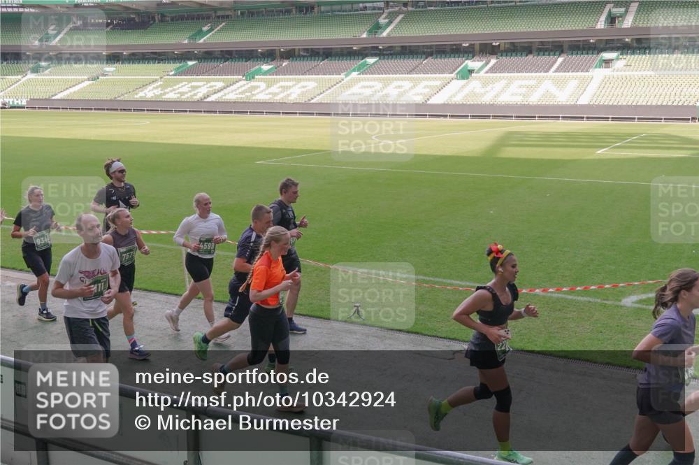 13.09.2026 - 21. swb-Marathon Bremen Michael Burmester http://msf.ph/oto/10342924 13.09.2026 13:26:51 Laufen im Stadion 186, 202, 357, 364, 390, 530, 543, 597, 645, 833, 966, 1077, 1283, 1410, 1412, 1443, 1459, 1473, 1487, 1530, 1608, 1618, 1700, 1744, 1769, 1828, 1953, 1961, 2058, 2273, 2298, 2308, 2309, 2382, 2384, 2388, 2404, 2428, 2507, 2508, 2542, 2558, 2576, 2582, 2592, 2656, 2675, 2725, 2748, 2762, 2817, 2875, 2876, 2923, 2965, 2970, 2981, 3045, 3047, 3050, 3062, 3073, 3084, 3097, 3172, 3184, 3219, 3359, 3433, 3540, 3592, 3629, 3756, 3851, 3907, 3978 meine-sportfotos.de