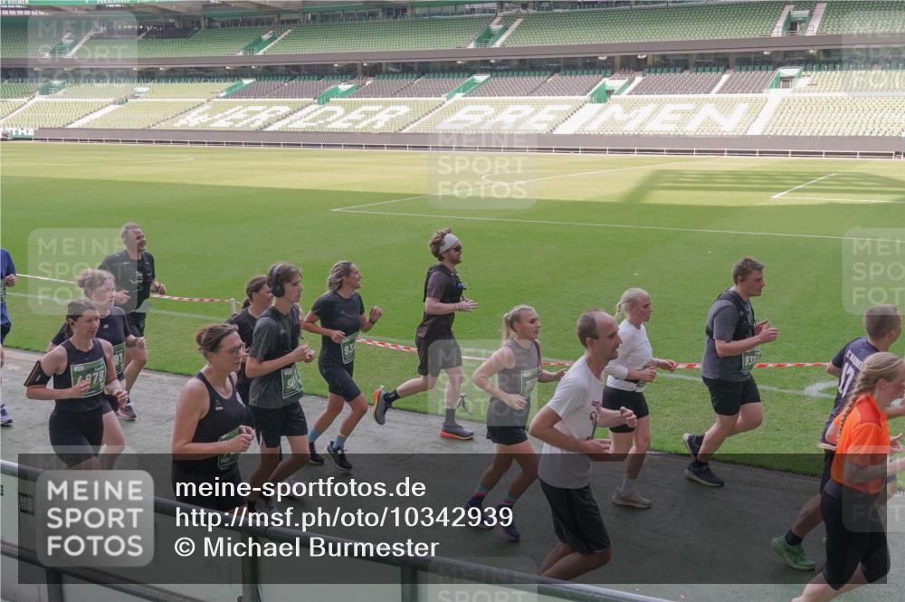 13.09.2026 - 21. swb-Marathon Bremen Michael Burmester http://msf.ph/oto/10342939 13.09.2026 13:26:52 Laufen im Stadion 186, 202, 357, 364, 390, 530, 543, 597, 645, 833, 966, 1077, 1283, 1410, 1412, 1443, 1459, 1473, 1487, 1530, 1608, 1618, 1700, 1744, 1769, 1828, 1953, 1961, 2058, 2273, 2298, 2308, 2309, 2382, 2384, 2388, 2404, 2428, 2507, 2508, 2542, 2558, 2576, 2582, 2592, 2656, 2675, 2725, 2748, 2762, 2817, 2875, 2876, 2923, 2965, 2970, 3045, 3047, 3050, 3062, 3073, 3084, 3097, 3172, 3184, 3219, 3359, 3433, 3540, 3592, 3629, 3756, 3851, 3885, 3907, 3978 meine-sportfotos.de