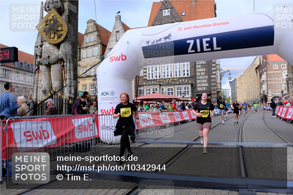 13.09.2026 - 21. swb-Marathon Bremen Tim E. http://msf.ph/oto/10342944 13.09.2026 11:13:11 Ziel 10483, 10893, 11606, 11627, 11671, 11832, 12050, 12060, 12423 meine-sportfotos.de